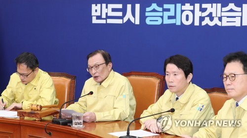 발언하는 이해찬(서울=연합뉴스) 하사헌 기자 = 더불어민주당 이해찬 대표가 지난 11일 오전 서울 여의도 국회에서 열린 최고위원회의에서 발언하고 있다. toadboy@yna.co.kr