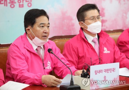 발언하는 심재철 원내대표(서울=연합뉴스) 김인철 기자 = 미래통합당 심재철 원내대표가 12일 오전 국회에서 열린 최고위원회의에서 발언하고 있다. 2020.3.12 yatoya@yna.co.kr