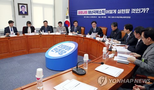 코로나19 재난극복소득 관련 긴급 토론회(서울=연합뉴스) 김인철 기자 = 더불어민주당 포용국가비전위원회 김민석 위원장(왼쪽 여섯번째)이 12일 오후 국회에서 열린 '코로나19 재난극복소득 어떻게 실현할 것인가?' 긴급토론회에서 발언하고 있다. 2020.3.12 yatoya@yna.co.kr