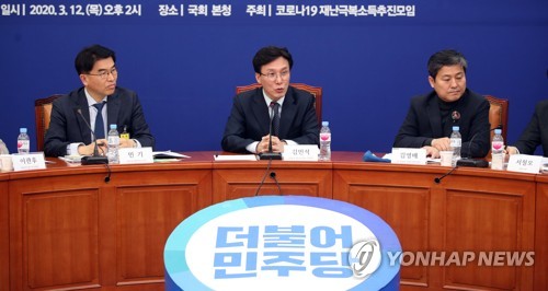 코로나19 재난극복소득 관련 긴급 토론회(서울=연합뉴스) 김인철 기자 = 더불어민주당 포용국가비전위원회 김민석 위원장(가운데)이 12일 오후 국회에서 열린 '코로나19 재난극복소득 어떻게 실현할 것인가?' 긴급토론회에서 발언하고 있다. yatoya@yna.co.kr