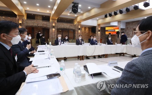 한국교회총연합 긴급 상임회장회의(서울=연합뉴스) 진연수 기자 = 12일 오후 서울 종로구 한국교회 100주년 기념관에서 열린 코로나19 사태에 따른 한국교회총연합 긴급 상임회장회의에서 박양우 문화체육관광부 장관이 발언하고 있다. jin90@yna.co.kr