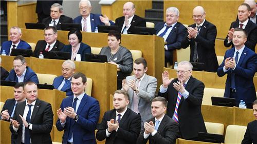 푸틴 대통령 연설에 박수치는 하원의원들. [리아노보스티=연합뉴스]