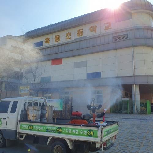 충북 혁신도시 소독하는 방역 차량 [진천군 제공. 재판매 및 DB 금지]