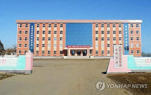 북한신문 "평안북도에 시범학교 60개 건설 추진"(서울=연합뉴스) 북한 노동당 기관지 노동신문은 3월 12일 평안북도에서 60여개의 '본보기학교'(시범학교)를 새로 짓고 있다고 사진과 함께 보도했다. 신문이 공개한 새 교사. [노동신문 홈페이지 캡처. 재판매 및 DB 금지]
