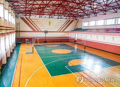 북한신문 "평안북도에 시범학교 60개 건설 추진"(서울=연합뉴스) 북한 노동당 기관지 노동신문은 3월 12일 평안북도에서 60여개의 '본보기학교'(시범학교)를 새로 짓고 있다고 사진과 함께 보도했다. 신문이 공개한 교내 실내체육관 전경. [노동신문 홈페이지 캡처. 재판매 및 DB 금지]