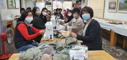 인천 백송교회의 아름다운 변신(서울=연합뉴스) 인천 남동구 서창동에 있는 '백송교회'는 정부의 공적 마스크 공급에도 불구하고 국민이 마스크 구매에 어려움을 겪자 직접 필터를 장착한 수제 마스크를 만들어 무료로 보급하고 있다. 2020.3.13 [기독교대한성결교회 제공]
(끝)