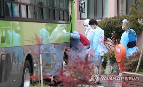 버스에 오르는 청도대남병원 환자들[연합뉴스 자료 사진]