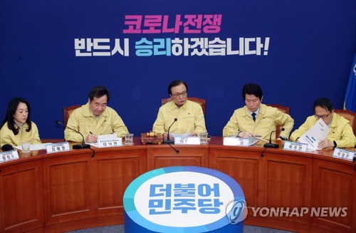 민주당 코로나19 국난극복위-선대위 연석회의(서울=연합뉴스) 김인철 기자 = 더불어민주당 이해찬 대표(가운데)가 13일 오전 국회에서 열린 더불어민주당 코로나19 국난극복위원회-중앙선거대책위원회 연석회의에서 발언하고 있다.
왼쪽부터 최혜영 공동선대위원장, 이낙연 코로나19 국난극복위원회 위원장, 이 대표, 이인영 원내대표, 박주민 공동선대위원장. yatoya@yna.co.kr