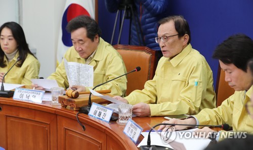 발언하는 민주당 이해찬 대표(서울=연합뉴스) 안정원 기자 = 13일 서울 여의도 국회에서 열린 더불어민주당 코로나19 국난극복위원회·선거대책위원회 연석회의에서 이해찬 당대표가 발언하고 있다. jeong@yna.co.kr