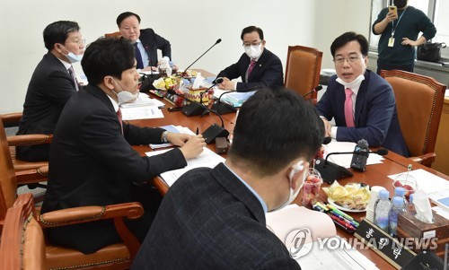 발언하는 송언석 의원(서울=연합뉴스) 김인철 기자 = 미래통합당 소속 송언석 예결위원이 13일 서울 여의도 국회에서 열린 추경예산안등조정소위원회 회의에서 발언하고 있다. 2020.3.13 yatoya@yna.co.kr