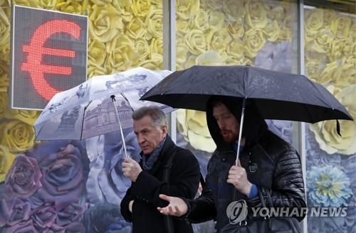 가치가 폭락한 루블화를 나타내는 전광판의 모습.  [타스=연합뉴스]