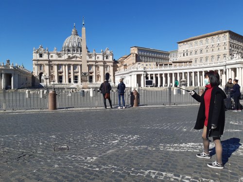 코로나19 확산에 로마 시내 900여개 성당 전부 폐쇄(바티칸=연합뉴스) 전성훈 특파원 = 바티칸 성베드로대성당의 관광객 입장이 금지된 첫날인 11일(현지시간) 마스크를 쓴 한 관광객이 성베드로광장 외곽에 설치된 울타리 밖에서 '셀카'를 찍고 있다. 2020.3.13 lucho@yna.co.kr