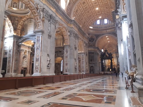 텅 빈 바티칸 성베드로대성당(바티칸시티=연합뉴스) 전성훈 특파원 = 11일(현지시간)부터 관광객이 출입이 금지된 바티칸 성베드로대성당 내부 모습. 2020.3.13 lucho@yna.co.kr