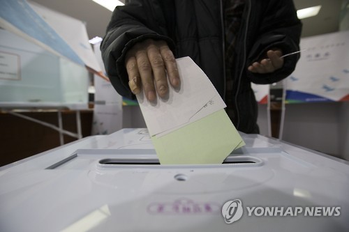 '투표합시다'2016년 4월 13일 오전 서울 은평구 구산동 제1투표소에서 시민이 제20대 국회의원 총선거 투표를 하고 있다. [연합뉴스 자료사진]