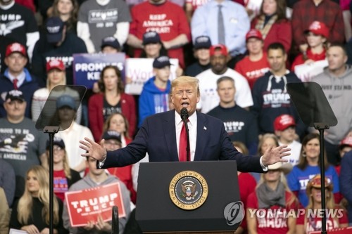 유세장에서 연설하는 트럼프 [AP=연합뉴스]