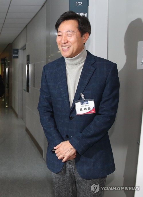 면접 기다리는 오세훈오세훈 전 서울시장이 2월 12일 오전 국회 의원회관에서 자유한국당 1차 공천 신청자 대상 후보자 면접을 위해 대기실에서 대기하고 있다.[연합뉴스 자료사진]