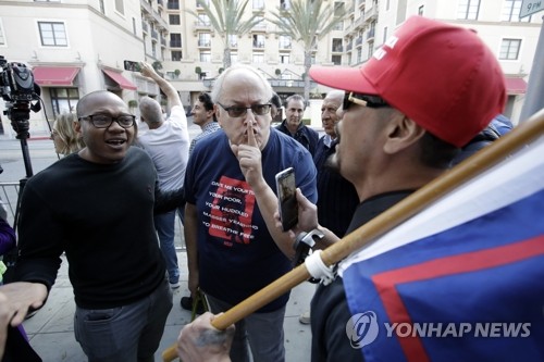 LA 시내에서 트럼프 찬반 시위 벌어져(로스앤젤레스 AP=연합뉴스) 도널드 트럼프 미국 대통령이 민주당의 텃밭 가운데 하나인 캘리포니아주 로스앤젤레스(LA)를 방문한 지난달 18일(현지시간) LA 시내에서 트럼프 찬반 시위대가 언쟁을 벌이고 있다. leekm@yna.co.kr