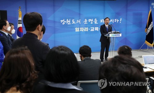 총선 출마 밝히는 이광재 전 강원지사(춘천=연합뉴스) 양지웅 기자 = 더불어민주당 강원권역 선거대책위원장인 이광재 전 강원도지사가 지난 2일 오전 민주당 강원도당에서 기자회견을 열고 4·15 총선에서 원주갑에 출마할 것을 밝히고 있다. 2020.3.2 yangdoo@yna.co.kr