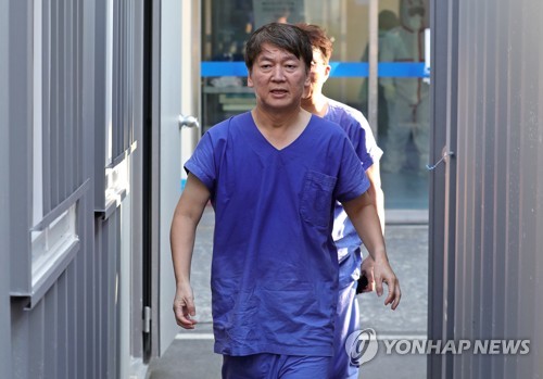 땀으로 목욕한 안철수국민의당 안철수 대표가 지난 2일 오후 대구시 중구 계명대학교 대구동산병원에서 신종코로나바이러스 감염증(코로나19) 확진자 관련 의료봉사를 마친 뒤 비상대책본부 건물로 돌아가고 있다. [연합뉴스 자료사진]