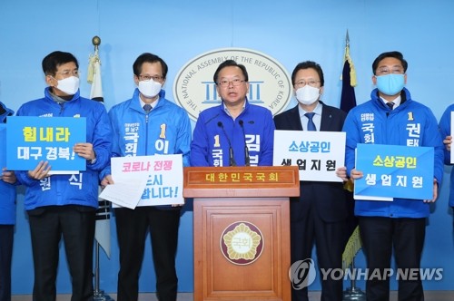 추경 관련 기자회견 하는 김부겸더불어민주당 소속 대구 수성갑 김부겸 의원이 3월 11일 국회 정론관에서 코로나19 추경안 편성과 관련해 기자회견하고 있다.[연합뉴스 자료사진]