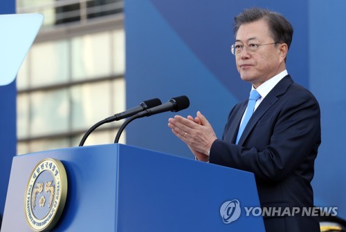 문재인 대통령이 지난 3월 12일 오후 충남 아산 경찰대학에서 열린 신임경찰 경위ㆍ경감 임용식에서 축사를 하고 있다. [연합뉴스 자료사진]