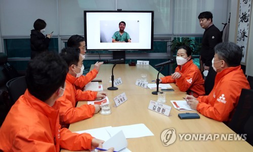 화상 최고위원회의서 발언하는 안철수 대표대구에서 신종 코로나바이러스 감염증(코로나19) 진료 자원봉사를 이어가고 있는 국민의당 안철수 대표가 3월 13일 오전 국회 의원회관에서 화상 연결회의로 열린 최고위원회의에서 발언하고 있다. [연합뉴스 자료사진]