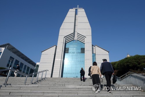 '코로나19' 자제 호소에도 주일예배 강행(광주=연합뉴스) 천정인 기자 = 15일 오전 광주 서구 한 대형교회에서 신도들이 주일예배를 참석하기 위해 계단을 오르고 있다. 2020.3.15 iny@yna.co.kr