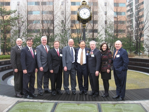 고향인 서울 왕십리 광장에 시계탑을 설치한 박선근 회장(사진 오른쪽 4번째)[본인 제공]