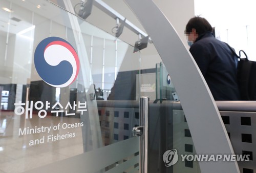 출근하는 해양수산부 직원들(세종=연합뉴스) 김주형 기자 = 정부세종청사 해양수산부 직원들이 16일 오전 출근하고 있다. 해양수산부는 음성진단으로 자가격리 대상에서 제외된 직원은 정상 출근한다고 밝혔다. 
    해수부는 또 795명에 대하여 코로나19 감염 여부를 전수조사하였으며 그 결과 27명이 감염 확진 판정을, 나머지 768명은 음성 판정을 받았다고 설명했다. 2020.3.16 kjhpress@yna.co.kr