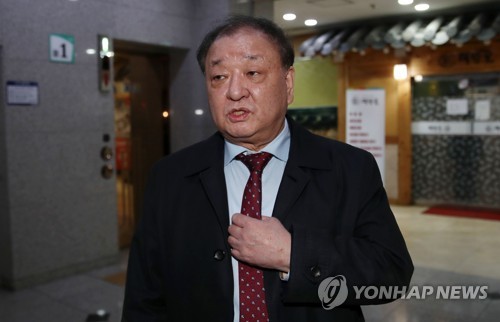 이해찬 대표와 오찬 마친 강창일 의원(서울=연합뉴스) 김인철 기자 = 더불어민주당 강창일 의원이 16일 오후 서울 영등포구 여의도의 한 식당에서 더불어민주당 이해찬 대표와 오찬을 마치고 식당을 나서며 취재진 질문에 답하고 있다. 2020.3.16 yatoya@yna.co.kr