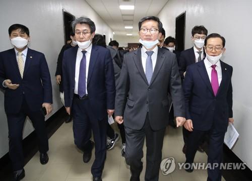 여야 간사 코로나19 추경 합의
(서울=연합뉴스) 안정원 기자 = 국회 예산결산특별위원회 민생당 김광수(왼쪽 두 번째부터), 더불어민주당 전해철, 미래통합당 이종배 간사가 17일 오후 서울 여의도 국회에서 코로나19 추경안에 합의한 뒤 구윤철 기획재정부 2차관(왼쪽)과 승강기로 향하고 있다. 2020.3.17
jeong@yna.co.kr
(끝)