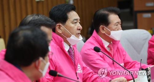 발언하는 심재철 원내대표(서울=연합뉴스) 김인철 기자 = 미래통합당 심재철 원내대표가 17일 오전 국회에서 열린 원내대책회의에서 발언하고 있다. yatoya@yna.co.kr