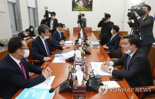 여야 예결위 간사, 코로나19 추경안 논의 위해 회동(서울=연합뉴스) 하사헌 기자 = 국회 예결위 더불어민주당 전해철 간사(오른쪽), 미래통합당 이종배 간사(왼쪽), 민생당 김광수 간사(왼쪽두번째)가 17일 오전 서울 여의도 국회 예산결산특별위원회 소회의장에서 코로나19 추경안 논의를 위해 회동하고 있다. toadboy@yna.co.kr