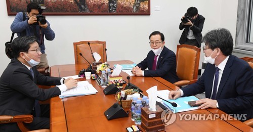 여야 예결위 간사 코로나19 추경안 논의 위해 회동(서울=연합뉴스) 하사헌 기자 = 국회 예결위 더불어민주당 전해철 간사(왼쪽부터), 미래통합당 이종배 간사, 민생당 김광수 간사가 17일 오전 서울 여의도 국회 예산결산특별위원회 소회의장에서 코로나19 추경안 논의를 위해 회동하고 있다. toadboy@yna.co.kr