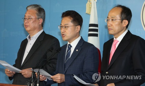 코로나세법 합의 발표하는 기재위 3당 간사(서울=연합뉴스) 하사헌 기자 = 국회 기재위 민생당 유성엽 간사(왼쪽부터), 더불어민주당 김정우 간사, 미래통합당 추경호 간사가 17일 오후 서울 여의도 국회 정론관에서 기자회견을 열고 코로나19 경제 피해 최소화를 위한 조세특례제한법 개정 합의 내용을 발표하고 있다. 2020.3.17 toadboy@yna.co.kr