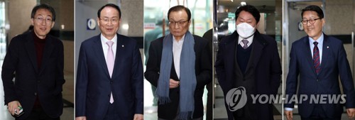 이해찬 대표, 총선 불출마 의원들과 오찬(서울=연합뉴스) 김인철 기자 = 17일 서울 여의도의 한 음식점에서 더불어민주당 이해찬 대표(가운데)와 총선에 출마하지 않는 의원들이 오찬을 위해 음식점으로 향하고 있다. 
    왼쪽부터 더불어민주당 이훈, 최운열, 이 대표, 심기준, 신창현 의원. 2020.3.17 yatoya@yna.co.kr