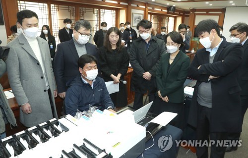 개표 시연하는 선관위(과천=연합뉴스) 정하종 기자 = 17일 경기도 과천 중앙선관위에서 열린 제21대 국회의원선거 보안자문위원 회의에서 선관위 직원들이 투표지 분류기를 이용한 개표 시연을 하고 있다. 2020.3.17 chc@yna.co.kr
