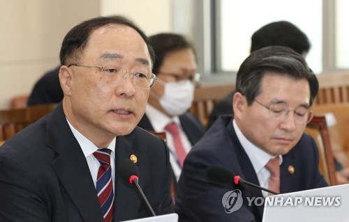 답변하는 홍남기 경제부총리(서울=연합뉴스) 하사헌 기자 = 홍남기 경제부총리가 17일 오후 서울 여의도 국회에서 열린 기재위 전체회의에서 의원질의에 답변하고 있다. 2020.3.17 toadboy@yna.co.kr