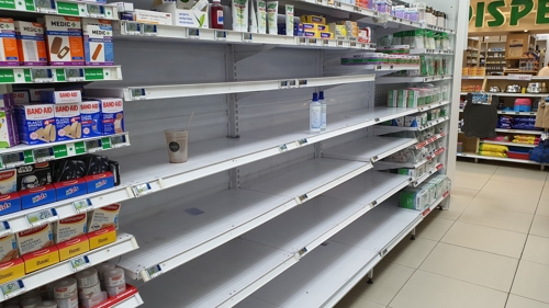 프리토리아 약국 체인의 텅 빈 세정제 매대(요하네스버그=연합뉴스) 김성진 특파원 = 16일(현지시간) 프리토리아 한 약국 체인의 세정제, 위생장갑 매대가 텅 비어있다. sungjin@yna.co.kr