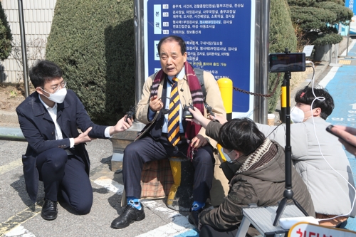 통장 잔고 증명서 위조 의혹 진정한 노덕봉씨(의정부=연합뉴스) 임병식 기자 = 윤석열 검찰총장 장모의 통장 잔고증명서 위조 의혹을 제기한 노덕봉씨가 18일 취재진 앞에서 사건에 대해 얘기하고 있다. 2020.3.18 andphotodo@yna.co.kr