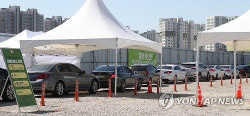 차량으로 붐비는 드라이브 스루 선별진료소(서울=연합뉴스) 류효림 기자 = 16일 서울 강서구 마곡동 이대서울병원 코로나19 드라이브 스루 선별진료소에 차들이 줄지어 검사를 기다리고 있다. 2020.3.16 ryousanta@yna.co.kr