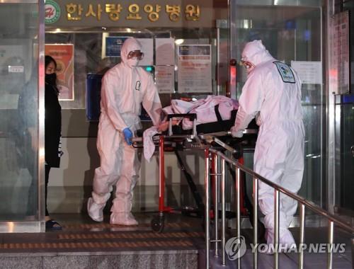 요양병원 환자 이송
    (대구=연합뉴스) 한종찬 기자 = 18일 오후 75명의 신종 코로나바이러스 감염증(코로나19) 확진자가 확인된 대구시 서구 한사랑요양병원에서 환자가 이송되고 있다. 2020.3.18
    saba@yna.co.kr