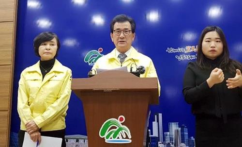 기자회견 하는 이시종 충북지사 [촬영 전창해 기자]