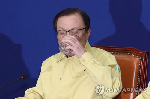 물 마시는 이해찬 대표(서울=연합뉴스) 김인철 기자 = 더불어민주당 이해찬 대표가 13일 오전 국회에서 열린 더불어민주당 코로나19 국난극복위원회-중앙선거대책위원회 연석회의에서 물을 마시고 있다. 2020.3.13 yatoya@yna.co.kr
