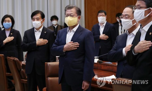 국기에 경례하는 문 대통령(서울=연합뉴스) 이진욱 기자 = 문재인 대통령이 19일 청와대에서 열린 코로나19 대응 논의를 위한 1차 비상경제회의에서 국기에 경례를 하고 있다. 왼쪽부터 박영선 중기부 장관, 이주열 한은총재, 문 대통령, 홍남기 경제부총리, 은성수 금융위원장. citiboy@yna.co.kr