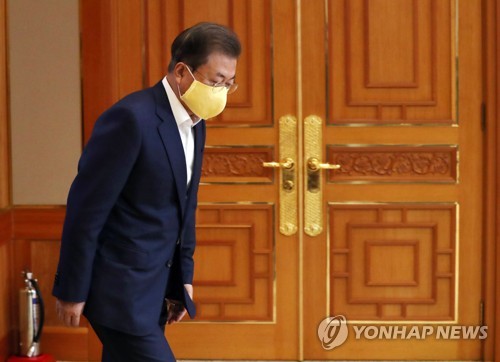 문 대통령, 비상경제회의 소집(서울=연합뉴스) 이진욱 기자 = 문재인 대통령이 19일 청와대에서 열린 코로나19 대응 논의를 위한 1차 비상경제회의에 입장하고 있다. 2020.3.19 citiboy@yna.co.kr