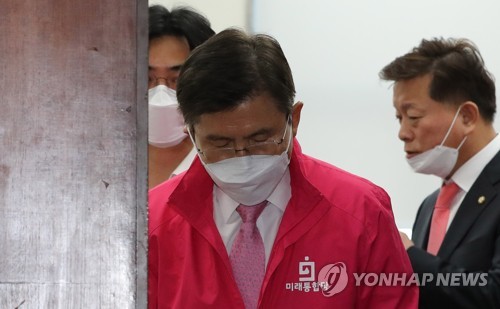 최고위원회의 회의실에서 나오는 황교안(서울=연합뉴스) 하사헌 기자 = 미래통합당 황교안 대표가 19일 오전 서울 여의도 국회에서 최고위원회의를 마치고 회의실에서 나오고 있다. 2020.3.19 toadboy@yna.co.kr