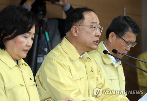 브리핑 하는 홍남기 부총리(서울=연합뉴스) 정하종 기자 = 홍남기 경제부총리 겸 기획재정부 장관이 19일 오후 정부서울청사에서 비상경제회의 개최 결과를 브리핑하고 있다. chc@yna.co.kr