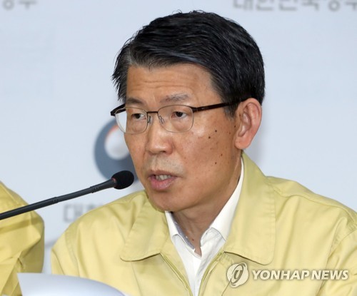 발언하는 은성수 금융위원장(서울=연합뉴스) 정하종 기자 = 은성수 금융위원장이 19일 오후 정부서울청사에서 비상경제회의 개최 결과를 브리핑하고 있다. 2020.3.19 chc@yna.co.kr