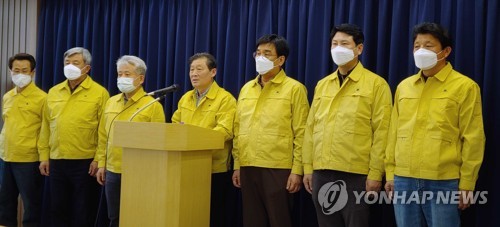 통합당 강릉지역 도의원·시의원 탈당(강릉=연합뉴스) 이해용 기자 = 지난 18일 미래통합당 강릉지역 도의원과 시의원들이 강릉시청 브리핑룸에서 탈당 기자회견을 하고 있다. 이들은 통합당 공천에서 배제돼 무소속으로 출마한 권성동 의원의 당선을 위해 탈당계를 제출했다고 주장했다. 2020.3.18 dmz@yna.co.kr